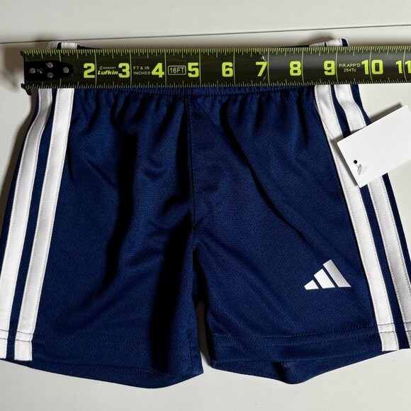 Adidas Kids Size 2T White Graphic Tee & 3-Stripes Short 2-Piece Set Boys OFFERSβ
- Picture 12 of 13